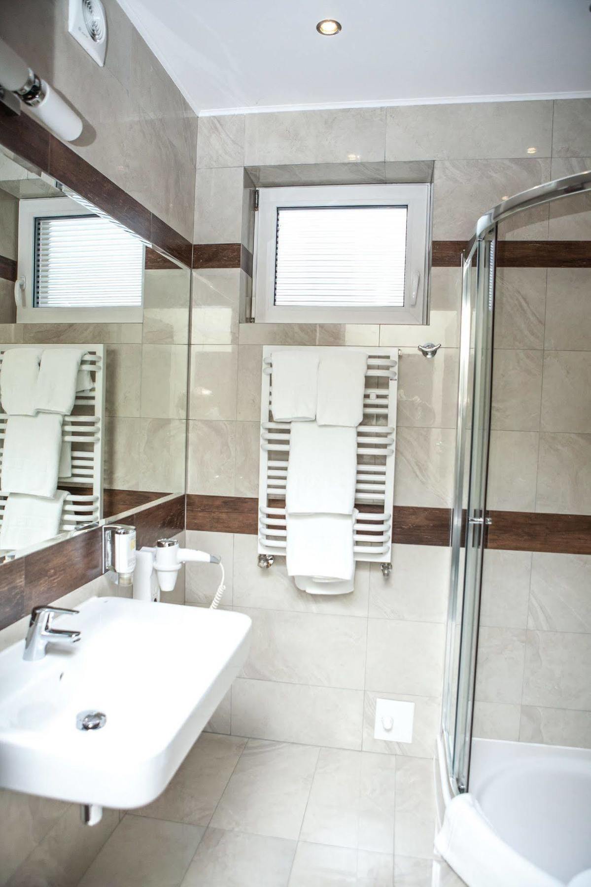 Hotel Sokolowska Airport Modlin Nowy Dwor Mazowiecki Ngoại thất bức ảnh
